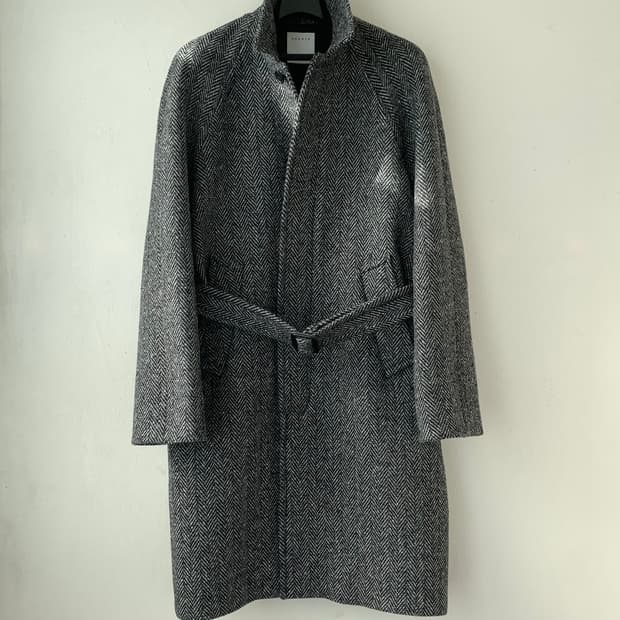 산드로옴므 23fw 헤링본 발마칸 코트