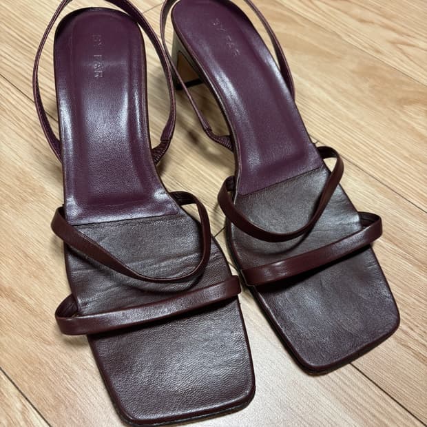 [37] 바이파 레나타 가죽 슬링백 샌들 멀롯