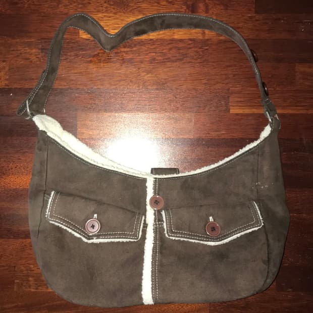 휘귀) 핀터 브라운 겨울 숄더백 포켓 무스탕 가방 단추 디테일