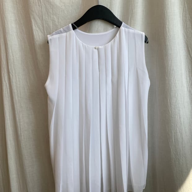 UNIQLO 화이트 백플리츠 민소매블라우스(S)