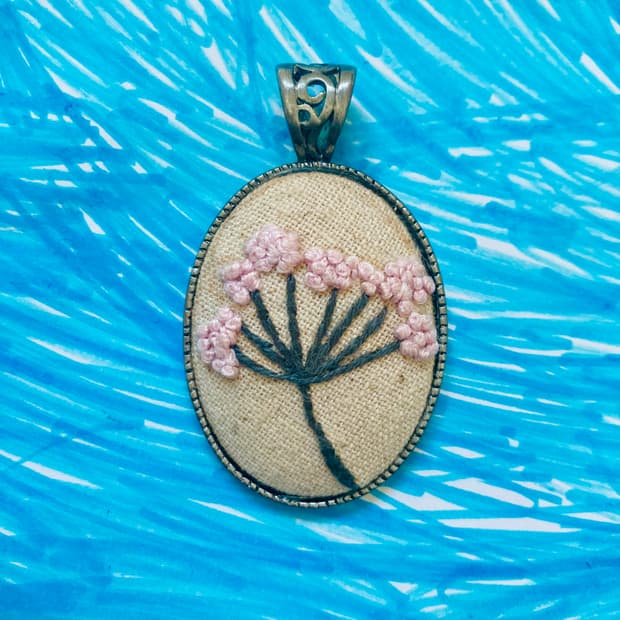 핸드메이드 자수 펜던트 wild flower