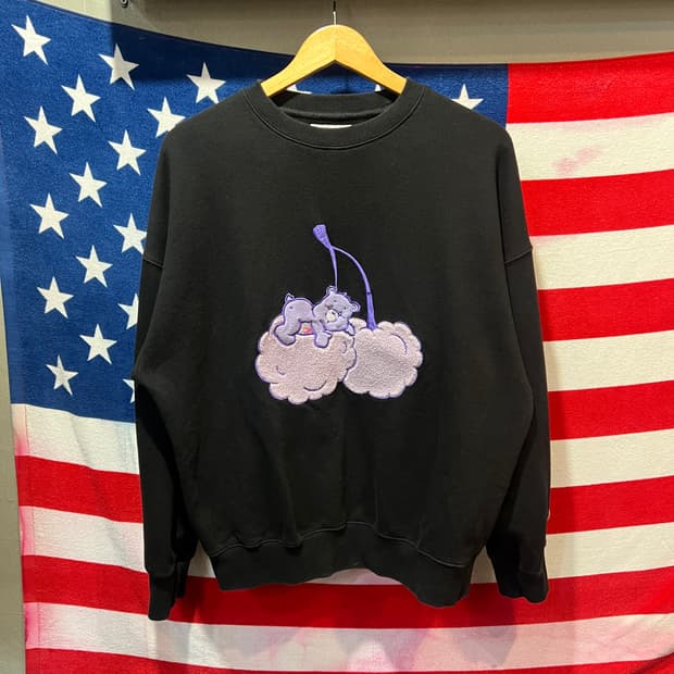 키르시X케어베어 체리 블랙 맨투맨