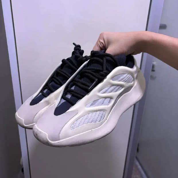 아디다스 이지 700 V3 아자엘 245