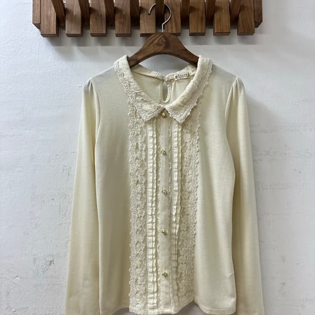 엑시즈팜 Axes Femme 아이보리 레이스 프릴 카라 블라우스