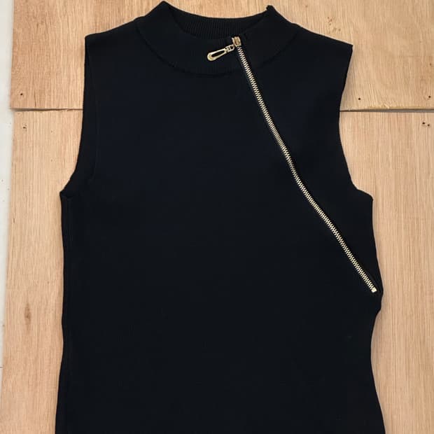 black side zipup sleeveless