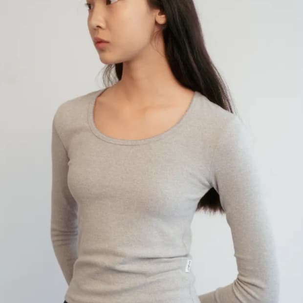 홈바디띵즈 롱슬리브 u neck long sleeve
