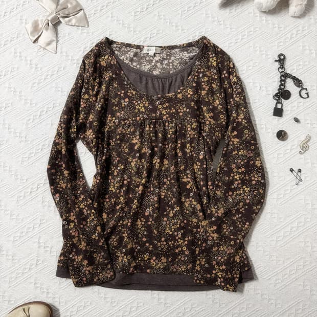 플라워 패턴 버튼 넥 레이어드 롱 슬리브 티