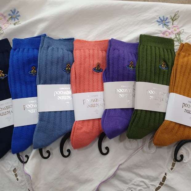 비비안웨스트우드 중목양말 