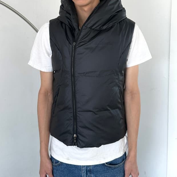 어태치먼트 비대칭 패딩 베스트