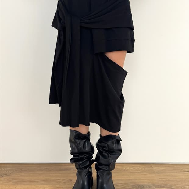 베이닝 Cut-Out Strap Midi Skirt