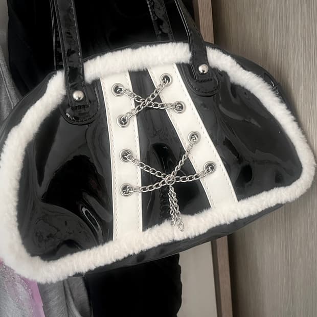 고스로리 블랙 에나멜 퍼 장식 체인 숄더백 고딕 고스펑크 갸루 가방