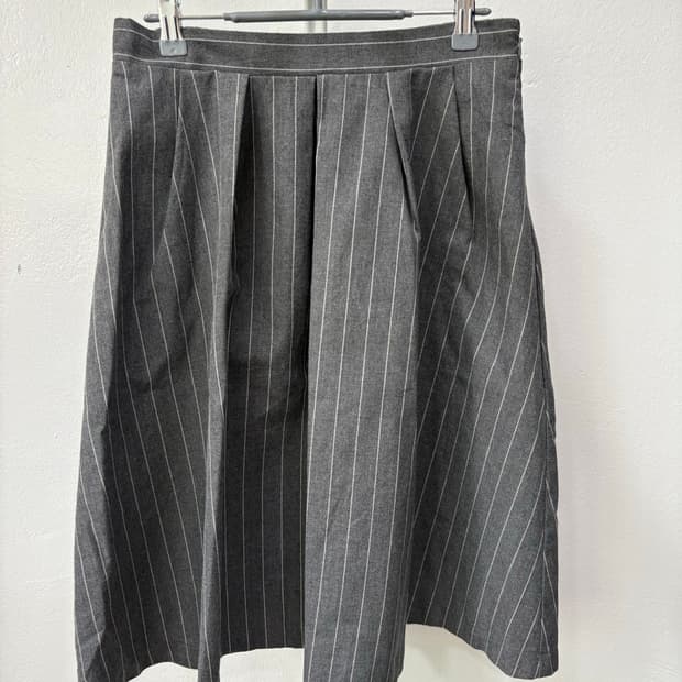 그레이 스트라이프 핀턱 스커트