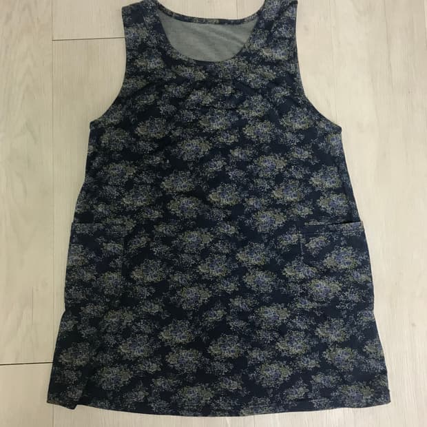 네이비 꽃무늬 라운드 나시 원피스 Navy floral one-piece