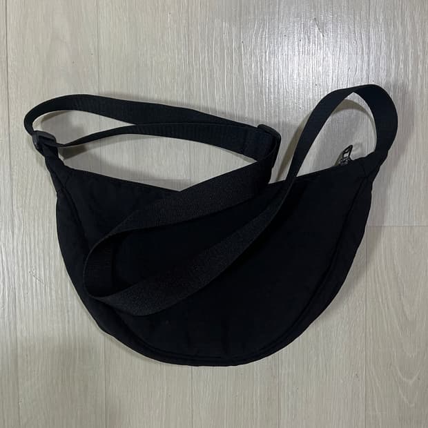 유니클로 라운드미니숄더백