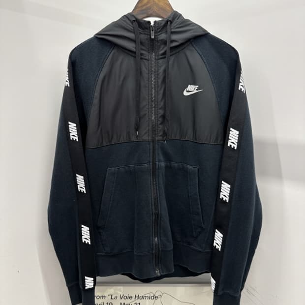 NIKE (L)