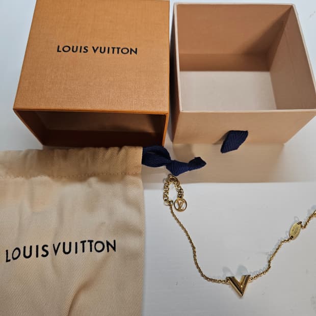 루이비통 에센셜 v 골드 팔찌