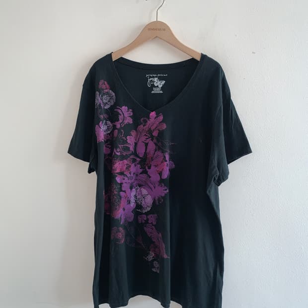 Flower v neck sleeve t