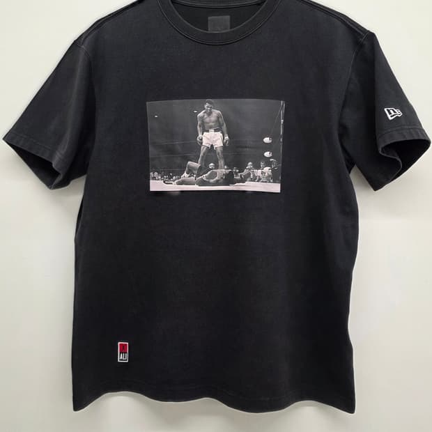 뉴에라 무하마드 알리 남성 반팔티.   
싸이즈 100