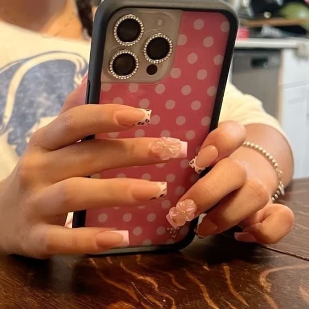 아이폰 16프로 와일드플라워 케이스 폴카닷