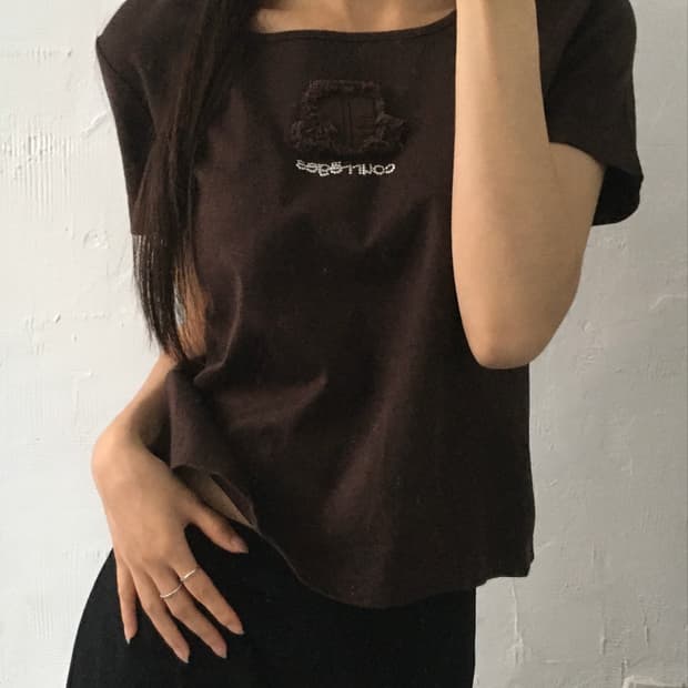 Courrèges 꾸레쥬 브라운 큐빅 패치 로고 티셔츠