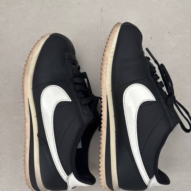 나이키 코르테즈 검흰 235