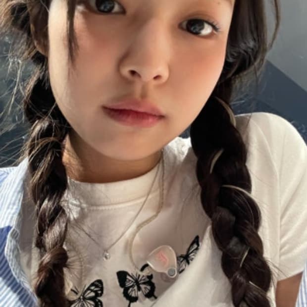 제니 나비티셔츠 레터프롬문 나비 티셔츠