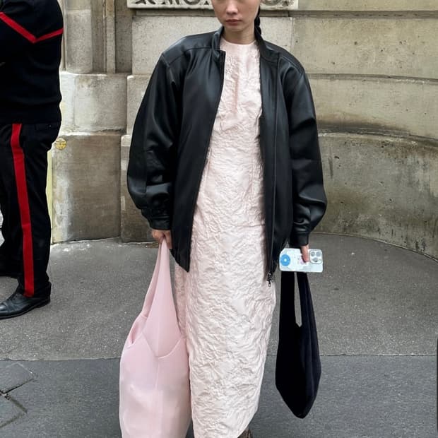 아모멘토 익스크루시브 24fw하이넥 비건 레더 블루종