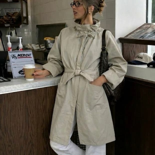 아떼바네사브루노 셔링 스트렙 벨티드 하프 야상 자켓