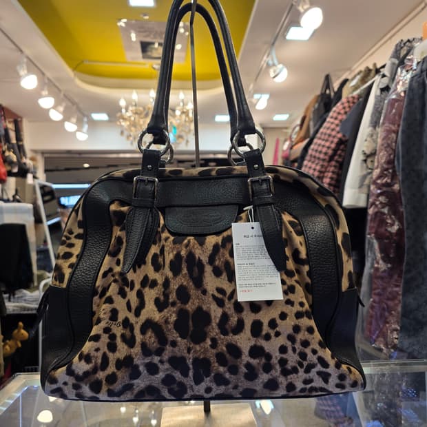 돌체앤가바나Dolce&Gabbana의 레오파드 프린트 숄더백