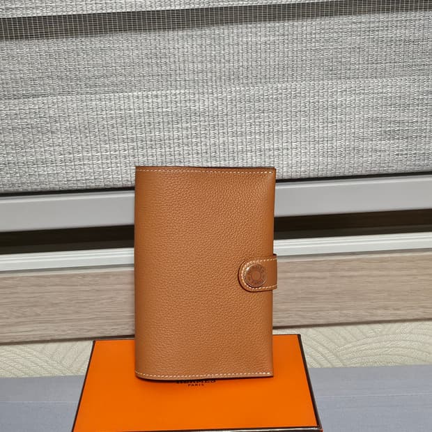 에르메스 RMS 여권지갑 골드