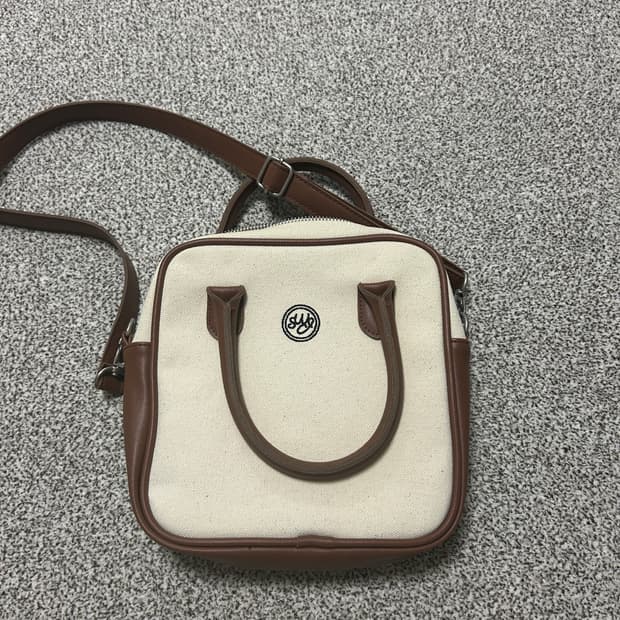 언타이디 브라운 가죽크로스백