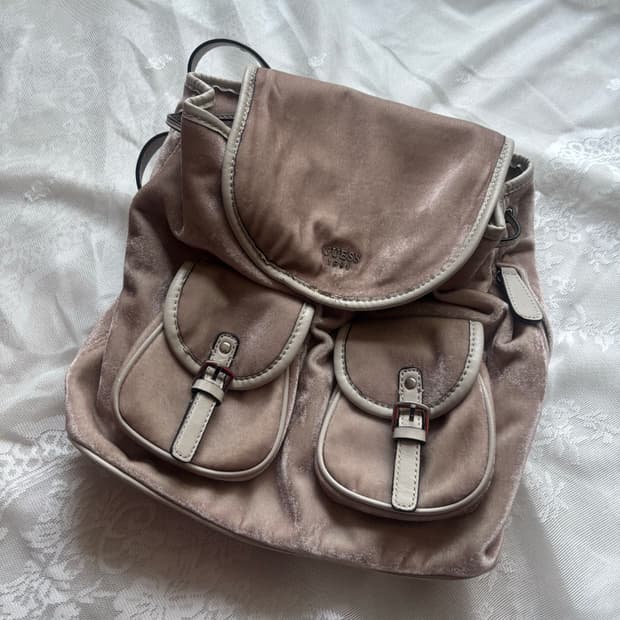 게스 베이지 벨벳 백팩