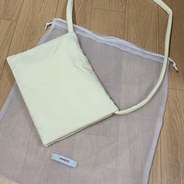 아모멘토 패딩 크로스백