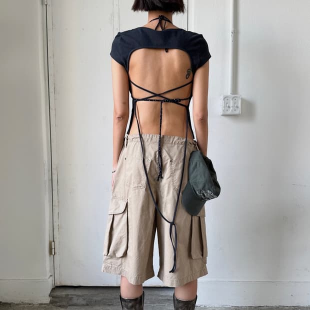 seo 에스이오 OPEN BACK CAP SLEEVE TOP ASH BL