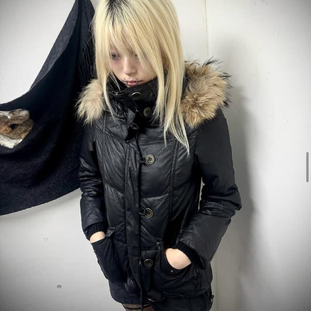 하이넥 디테일 블랙퍼 패딩