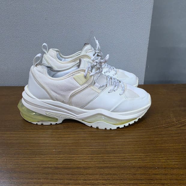 슈콤마보니 화이트 스니커즈