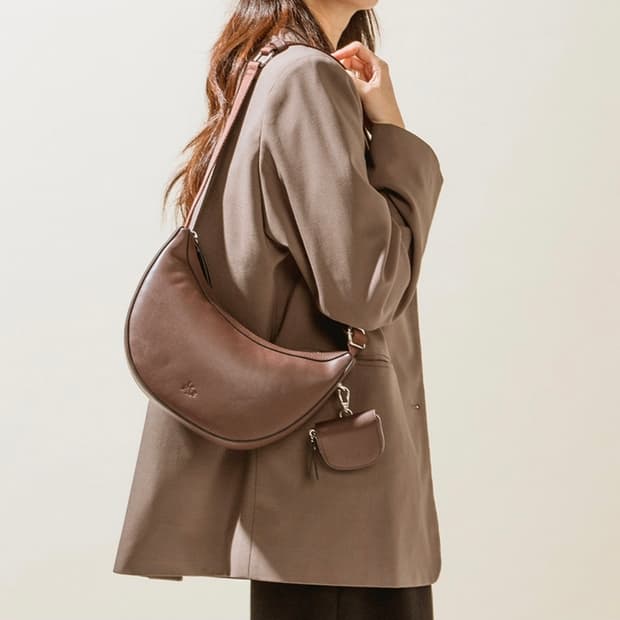 르마인 커브드 크로스백