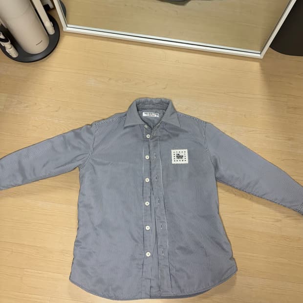 더 뮤지엄 비지터 큐빅로고 패딩셔츠