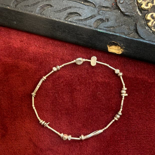 Musta karensilver banding bracelet