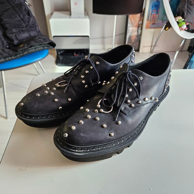 닐바렛 스터드 장식 레더 신발