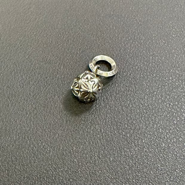 크롬하츠 피라미드 볼 펜던트