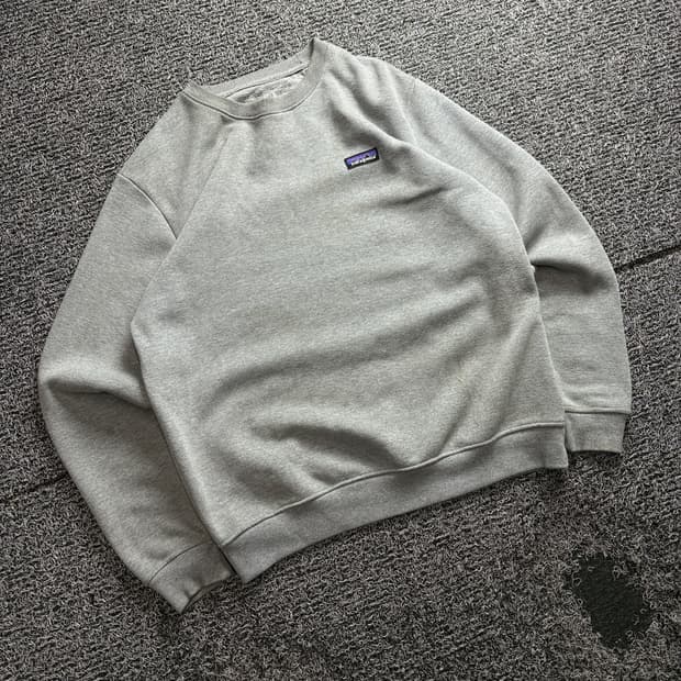 파타고니아 p-6 로고 미니멀 그레이 크루넥 3112