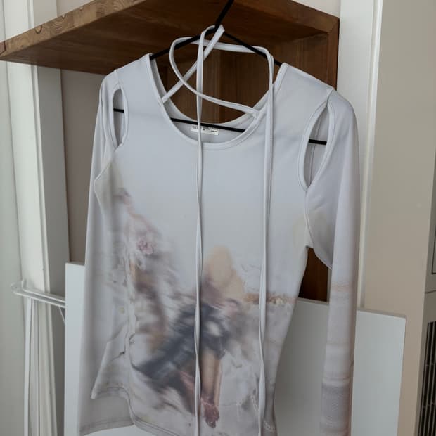 나체 컷아웃 슬림핏 롱슬리브 크림