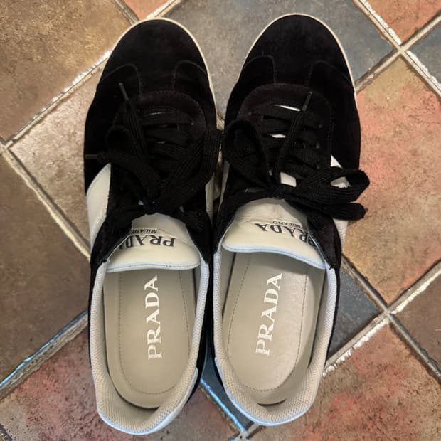 프라다 스웨이드 스니커즈