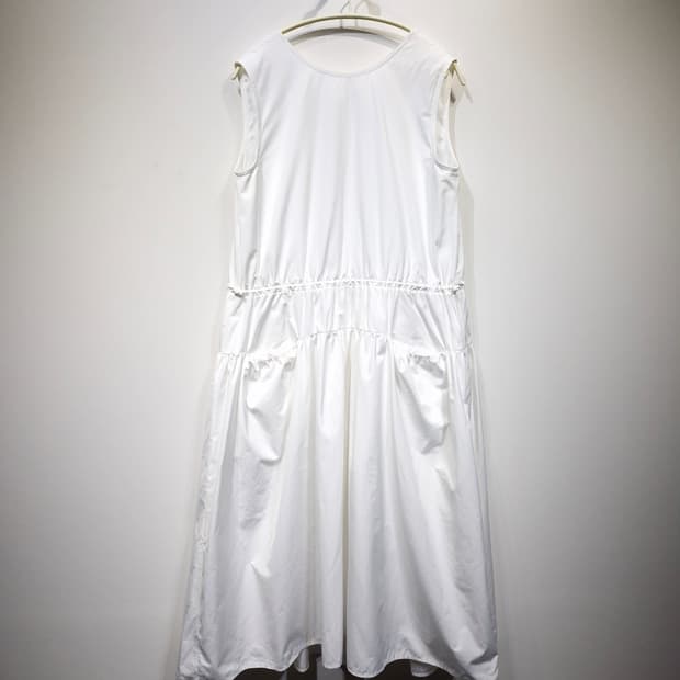 Lucky Marche 럭키마르쉐 23년 오픈백 슬리브리스 원피스