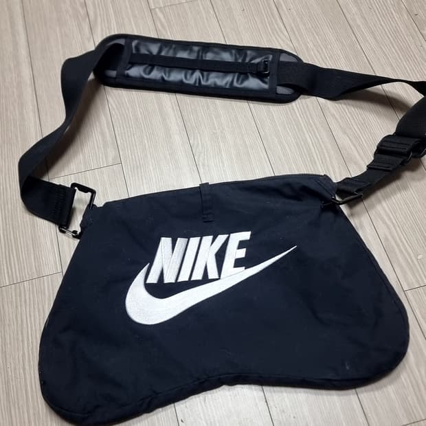나이키 블랙 빅로고 크로스백 NIKE x PEACEMINUSONE