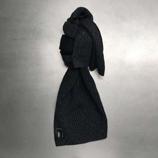 펜디 로고 머플러 블랙