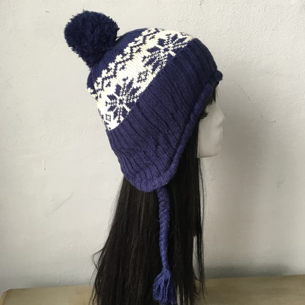 pom snow pattern beanie