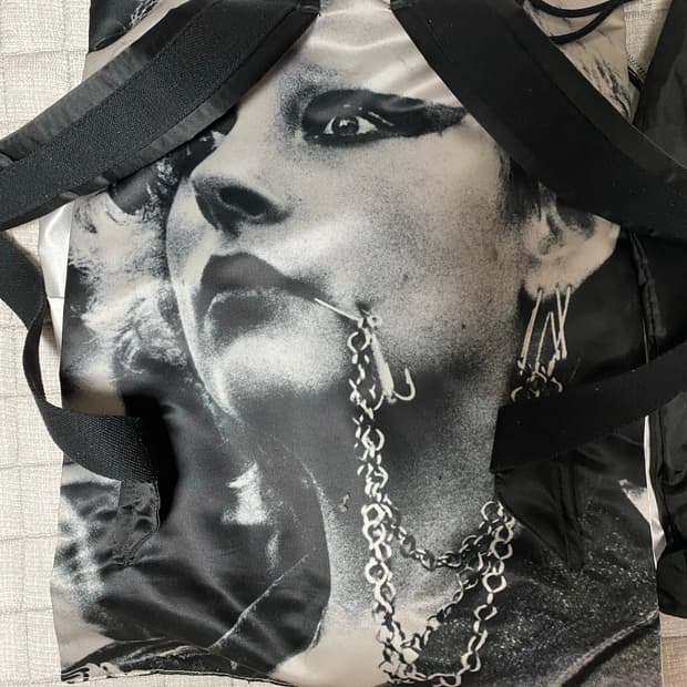 라프시몬스X이스트팩 콜라보 포스터 멀티 포켓백팩