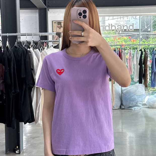 꼼데가르송 플레이 레드와펜 반팔티 연보라